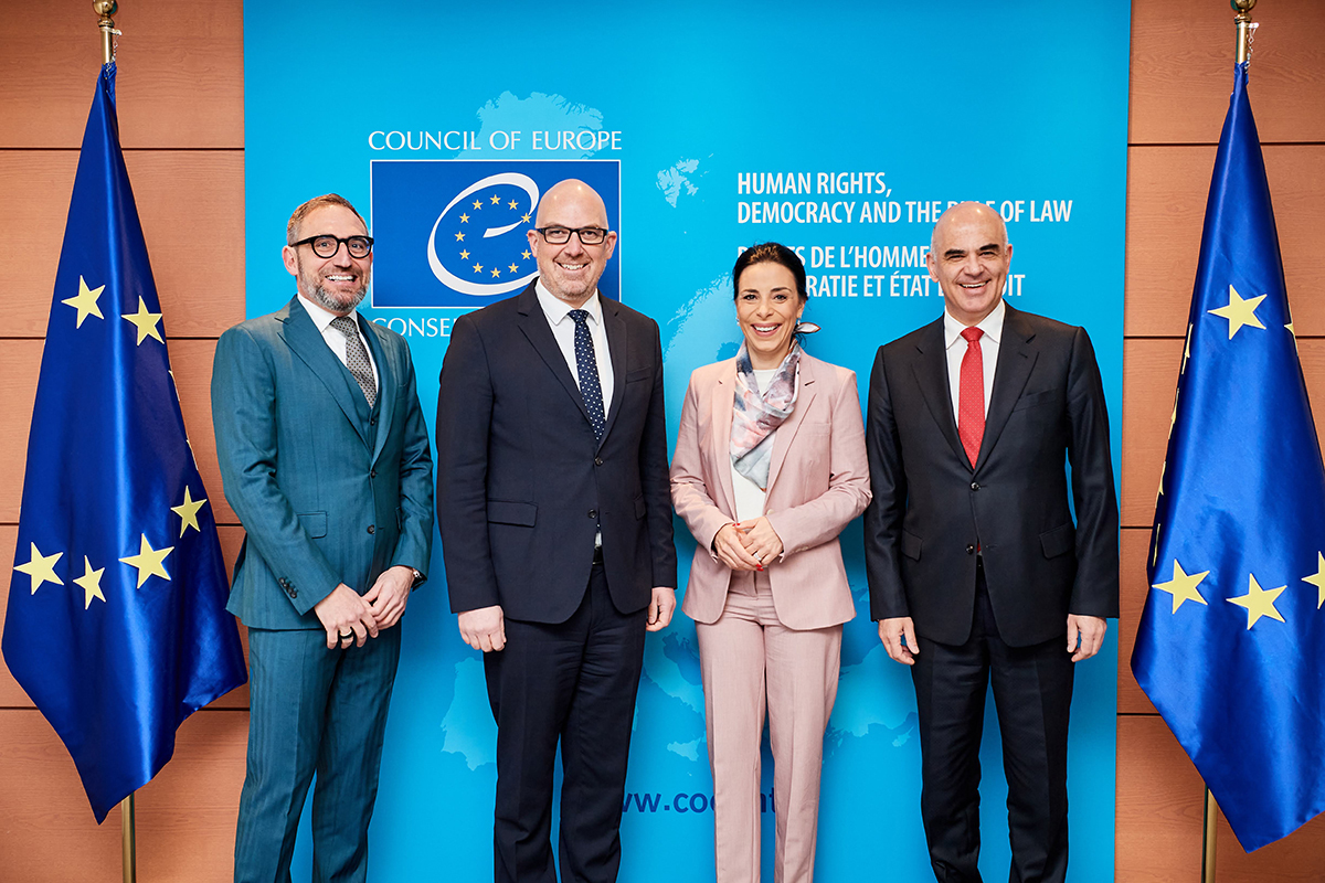 Regierungschef Daniel Risch und Aussenministerin Dominique Hasler stellen in Strassburg das «Book of Europe» vor