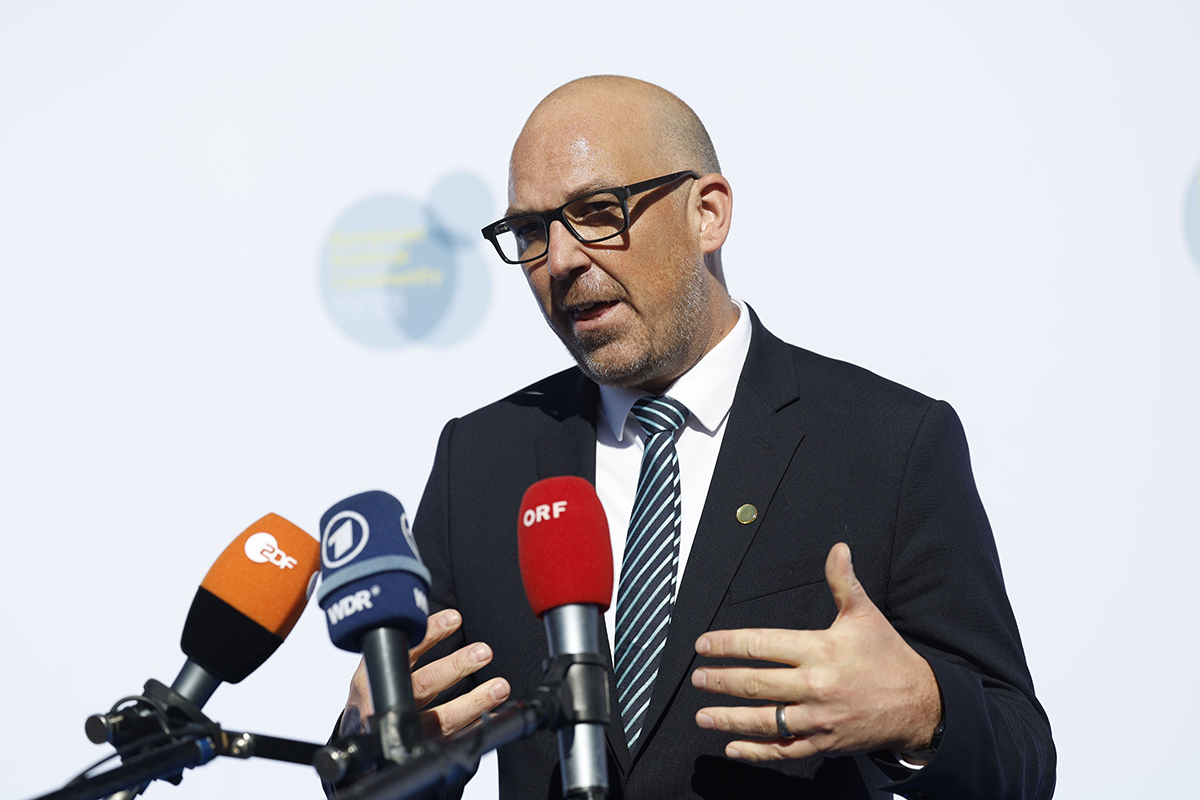 Regierungschef Daniel Risch stellt sich den Fragen der internationalen Medien.