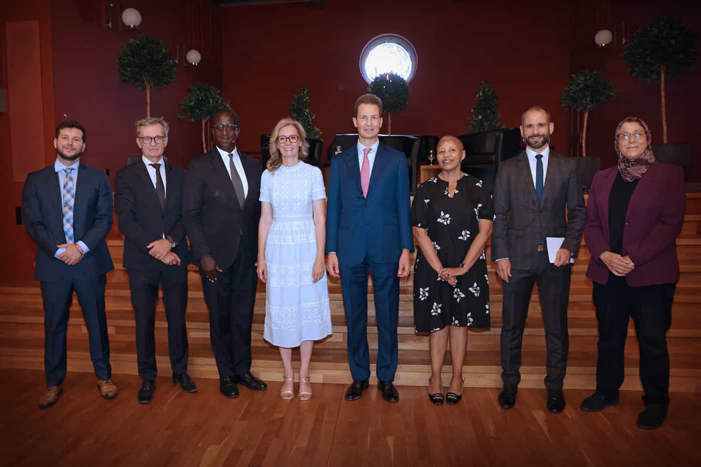 Regierungschefin-Stellvertreterin Sabine Monauni und S.D. Erbprinz Alois von und zu Liechtenstein mit Teilnehmenden der Veranstaltung «To Determine our Destiny: Liechtenstein and Self-Determination»