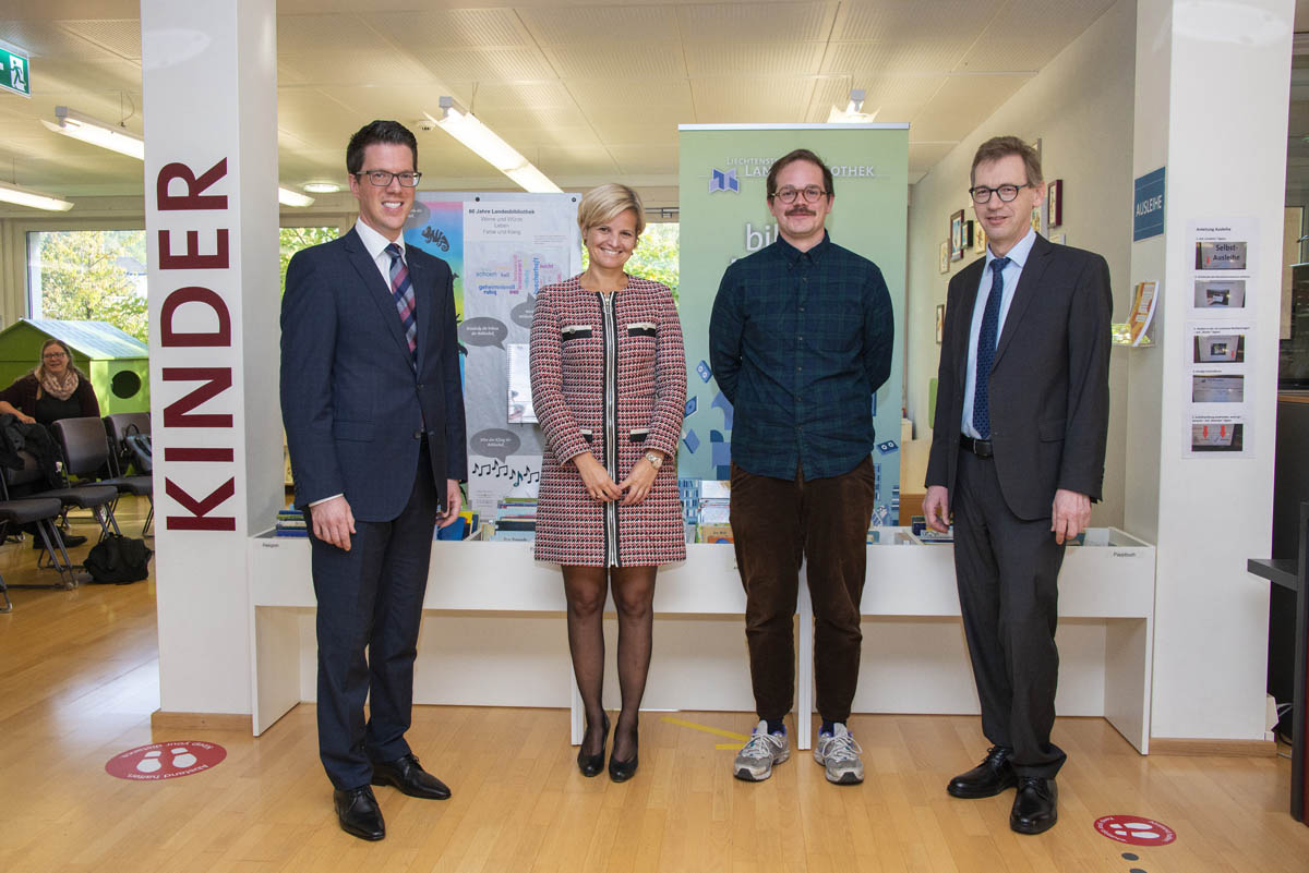 (v.l.) Regierungsrat Manuel Frick, Stiftungsratspräsidentin Christina Hilti, Autor Benjamin Quaderer, Landesbibliothekar Dr. Wilfried Oehry