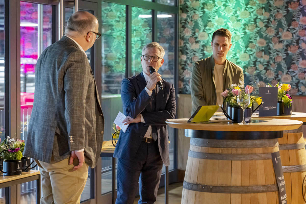 (v.l.) Moderator Peter Beck, Regierungssekretär, Horst Schädler, Simon Schädler, Büro für Gebrauchsgraphik  – Der visuelle Auftritt der Marke macht die Gemeinsamkeiten all derer, die Liechtenstein verkörpern, sichtbar.