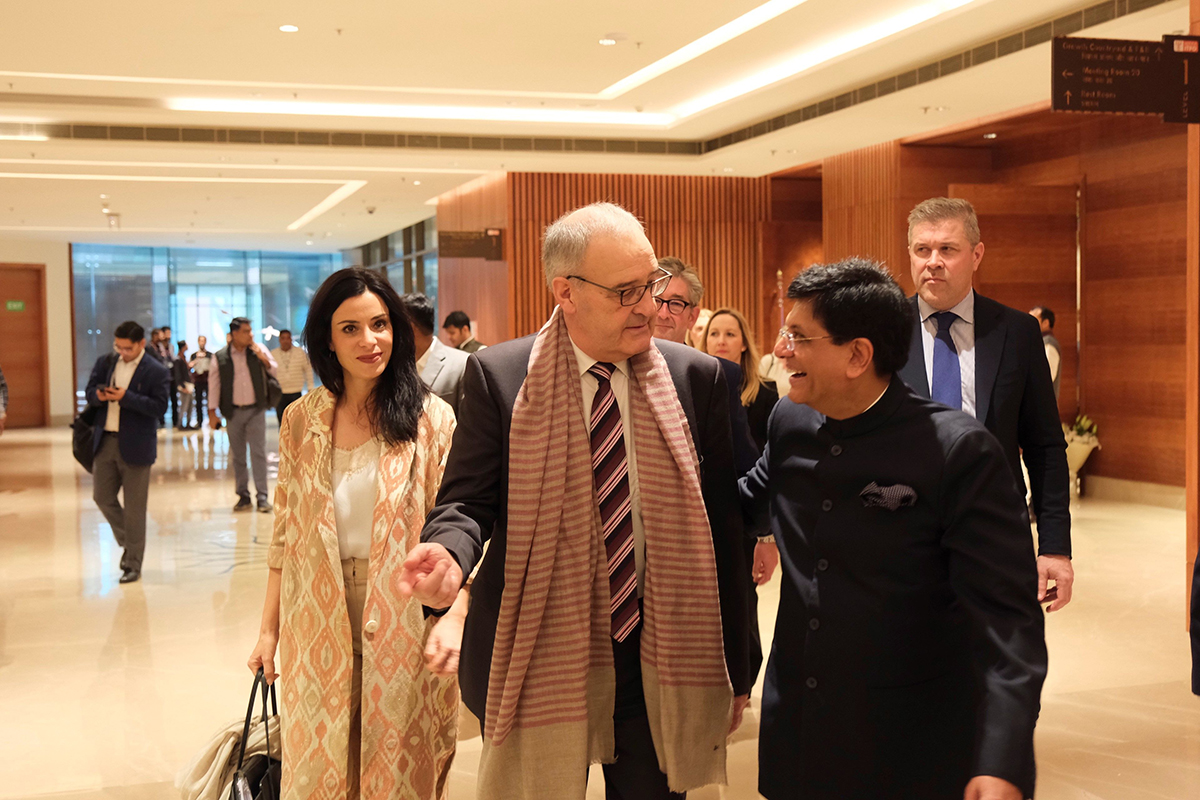 Aussenministerin Dominique Hasler zusammen mit Bundesrat Guy Parmelin und dem indischen Handelsminister Piyush Goyal auf dem Weg zur Vertragsunterzeichnung.