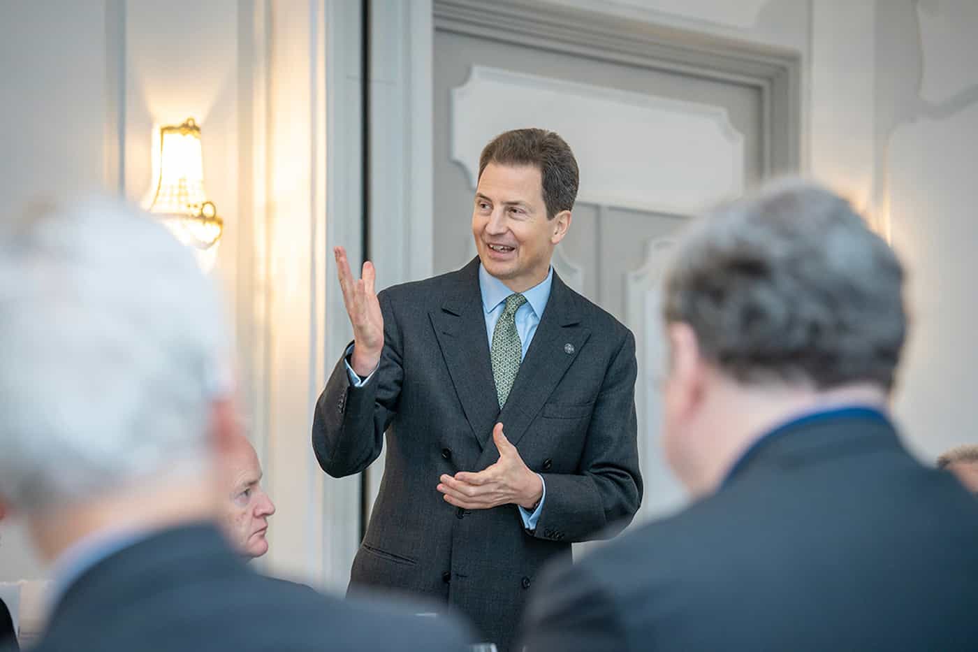 S.D. Erbprinz Alois von und zu Liechtenstein spricht vor von der Human Technology Foundation geladenen Gäste. (Quelle: Patrick Wei)