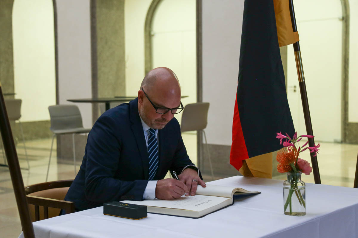 Regierungschef Daniel Risch beim Eintrag in das «Goldene Buch der Stadt Hamburg». (Quelle: Senatskanzlei Hamburg)