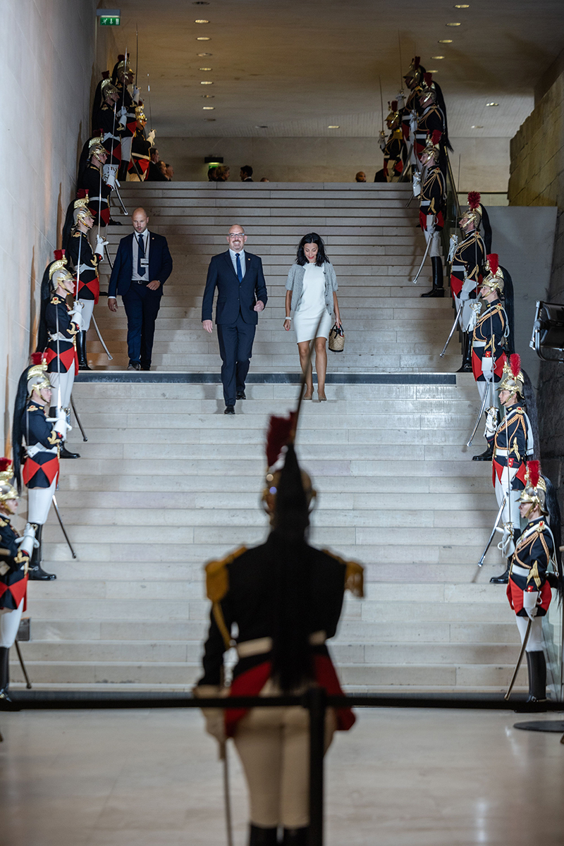 Regierungschef Daniel Risch und Regierungsrätin Dominique Hasler nahmen beim Gipfel zum Thema «Sport für eine nachhaltige Entwicklung» und am traditionellen Empfang des Präsidenten des Internationalen Olympischen Komitees, Thomas Bach, teil. (Quelle: Laurent Blevennec/Présidence de la République)