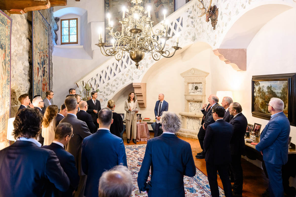 Die Teilnehmerinnen und Teilnehmer des Vaduz Space Dialogue wurden von S.D. Erbprinz Alois von und zu Liechtenstein auf Schloss Vaduz empfangen. 