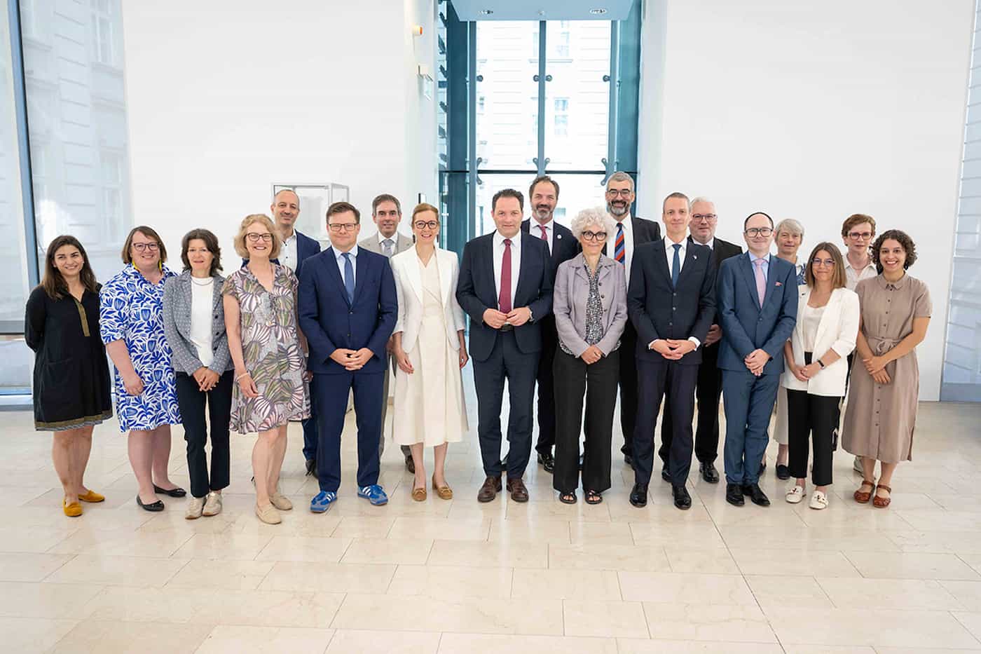 Die Teilnehmenden Delegationen des deutschsprachigen Umweltministertreffens in Wien. (Quelle: BMLUK/Hemerka)