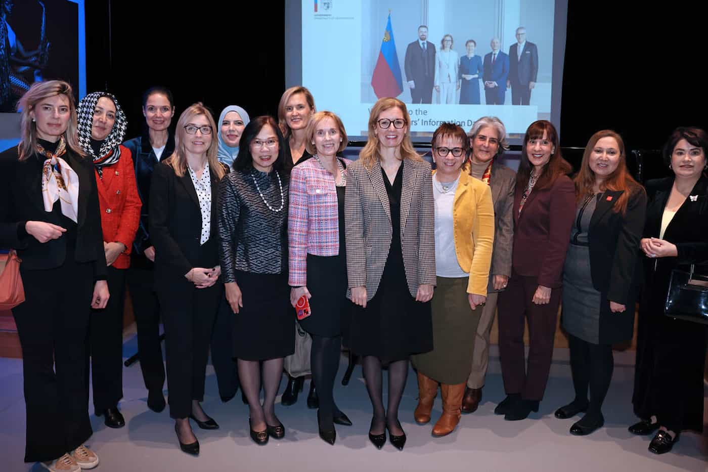 Regierungschefin-Stellvertreterin Sabine mit den akkreditierten Botschafterinnen.