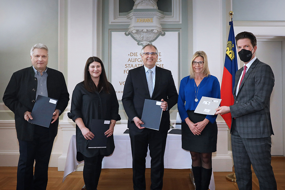 Zollstrasse 56: Heinz Beck (Reinold Ospelt AG), Michèle Steffen (Michèle Steffen Grafik Est.), Manfred Bischof (Gemeinde Vaduz), Ulrike Charles (Liechtensteinisches Rotes Kreuz) und Regierungsrat Manuel Frick