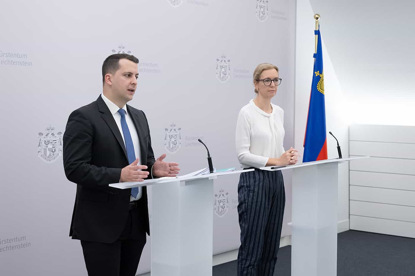 Mario Thöny, Mitarbeiter der Regierung und Regierungschef-Stellvertreterin Sabine Monauni informieren zur Sanierung von Radio L an der Medienorientierung.
