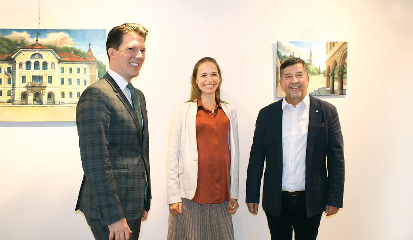 (v.l.) Kulturminister Manuel Frick, die Künstlerin Anna Maria Fusaro und Gemeindevorsteher Peter Frick, Foto: © Gemeinde Mauren
