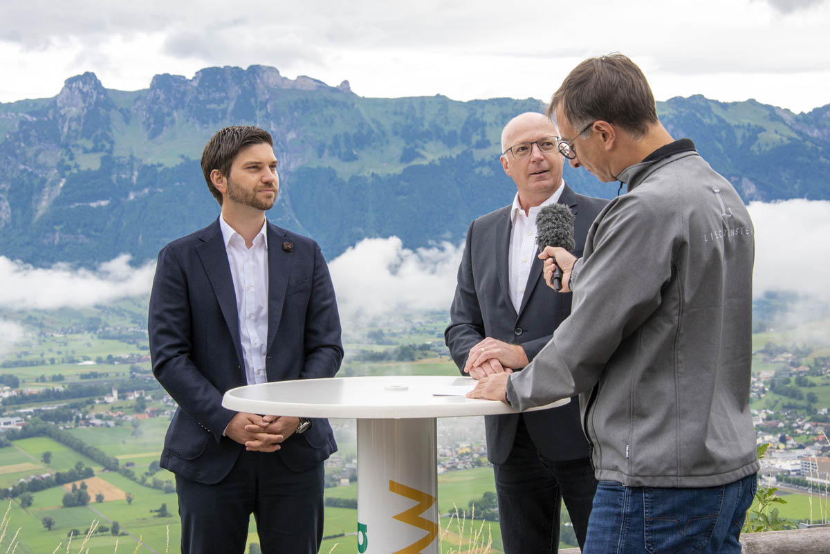 Gemeindevorsteher von Planken, Rainer Beck und Gemeindevorsteher von Gamprin, Johannes Hasler im Gespräch mit Fabian Reuteler