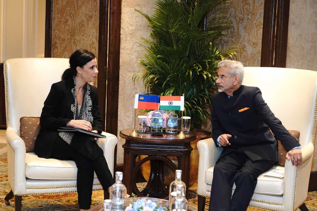 Regierungsrätin Dominique Hasler im Gespräch mit dem indischen Aussenminister Subrahmanyam Jaishankar. (Quelle: MEA India)