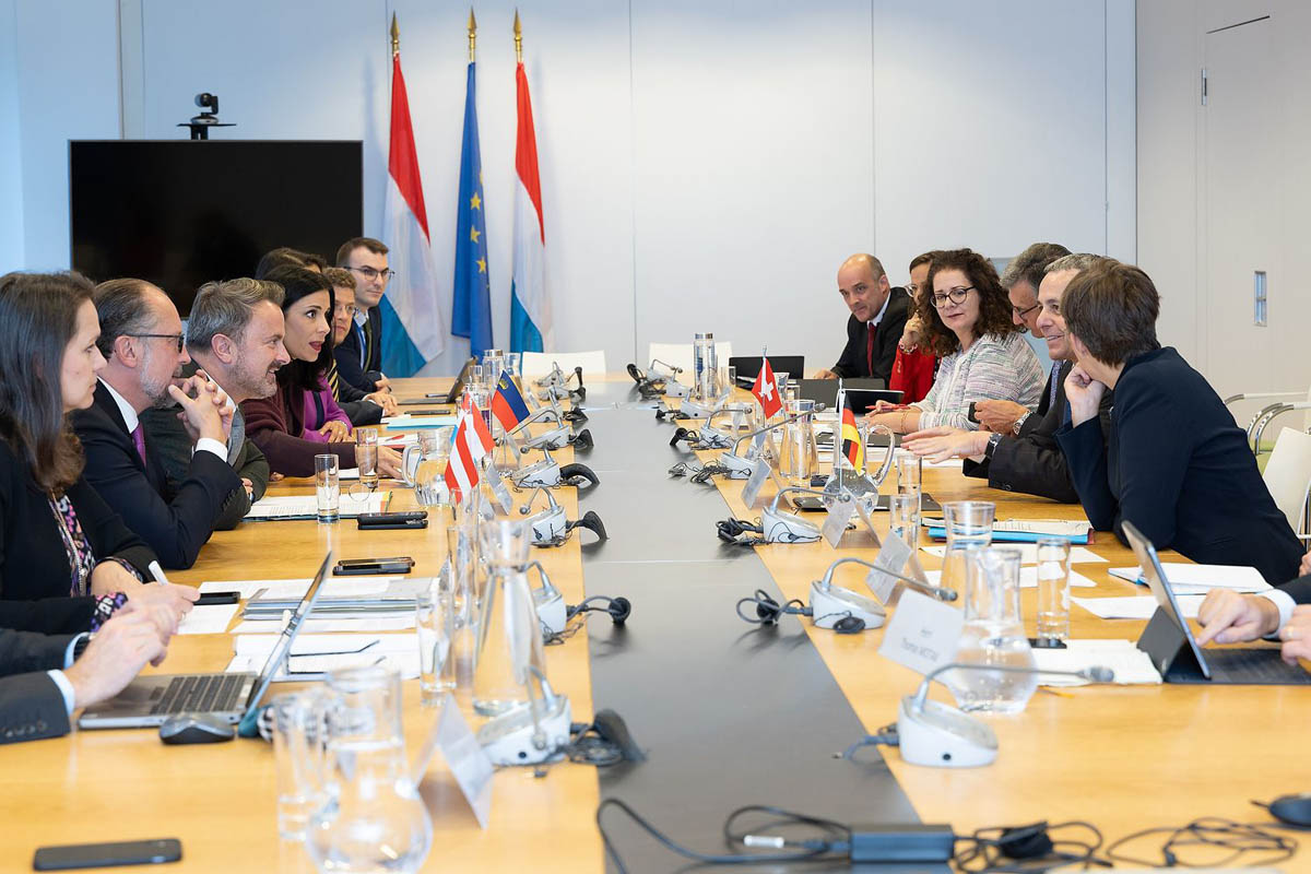 Arbeitsgespräch beim diesjährigen Treffen der Aussenministerinnen und Aussenminister der deutschsprachigen Länder in Luxemburg. (Quelle: @SIP Claude Piscitelli)