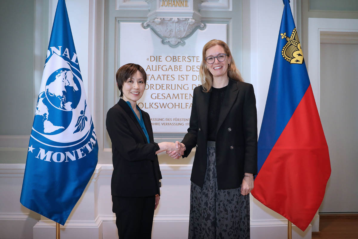 IWF-Delegationsleiterin Kazuko Shirono wird von Regierungschef-Stellvertreterin Sabine Monauni im Regierungsgebäude begrüsst.