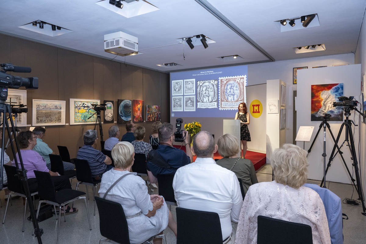 Caroline Hilty, Kuratorin der Ausstellung, bei der Eröffnung