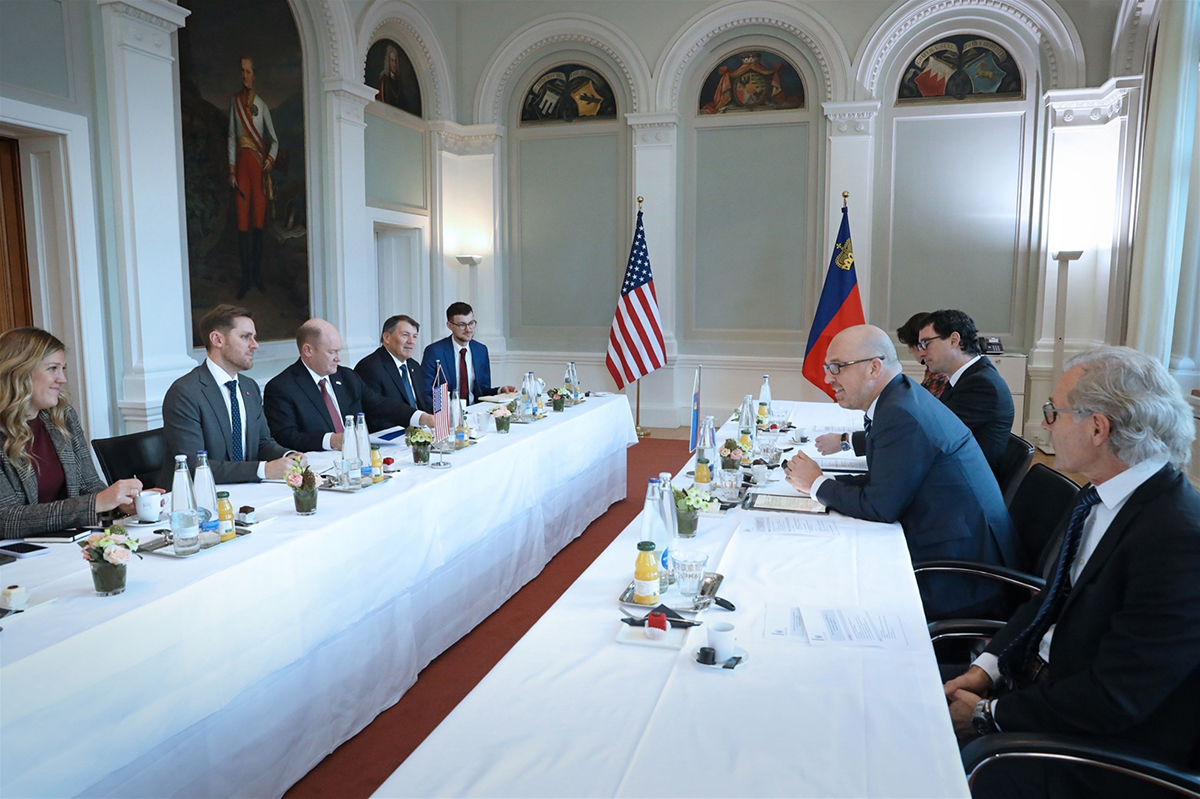 Arbeitsgespräch der beiden Delegationen im Fürst Johannes Saal des Regierungsgebäudes.