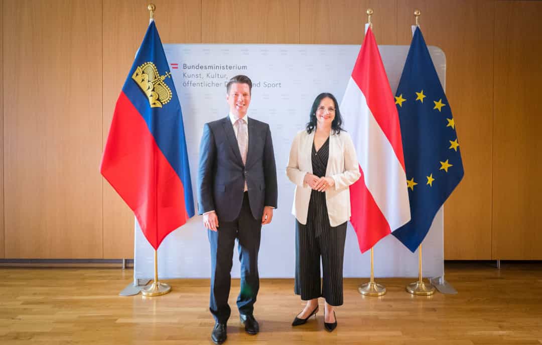 Regierungsrat Manuel Frick und Andrea Mayer, Staatssekretärin für Kunst und Kultur der Republik Österreich. (Quelle: BMLV/Paul Kulec)