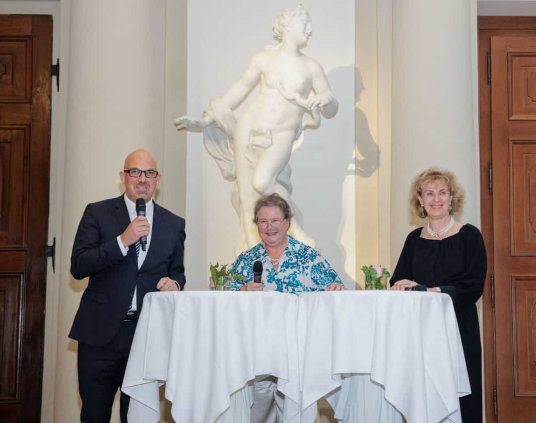 Regierungschef Daniel Risch, I.D. Botschafterin Maria-Pia Kothbauer und Regierungsrätin Graziella Marok-Wachter bei ihren Ansprachen zum Liechtenstein Empfang in Wien. (Quelle: Elena Azzalini)