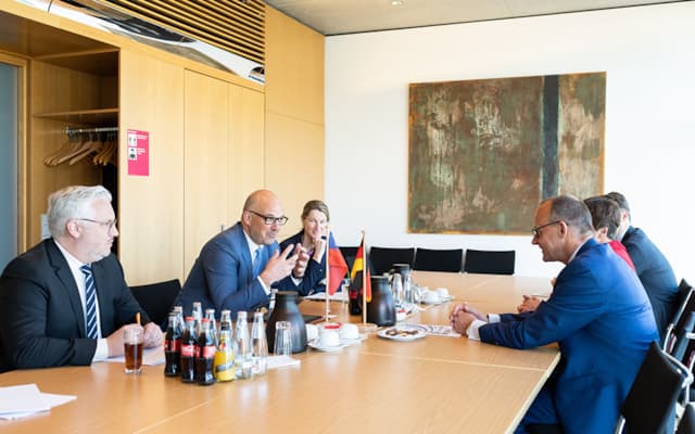 Die liechtensteinische Delegation mit Regierungschef Daniel Risch beim Treffen mit Friedrich Merz, Fraktionsvorsitzender der CDU/CSU 