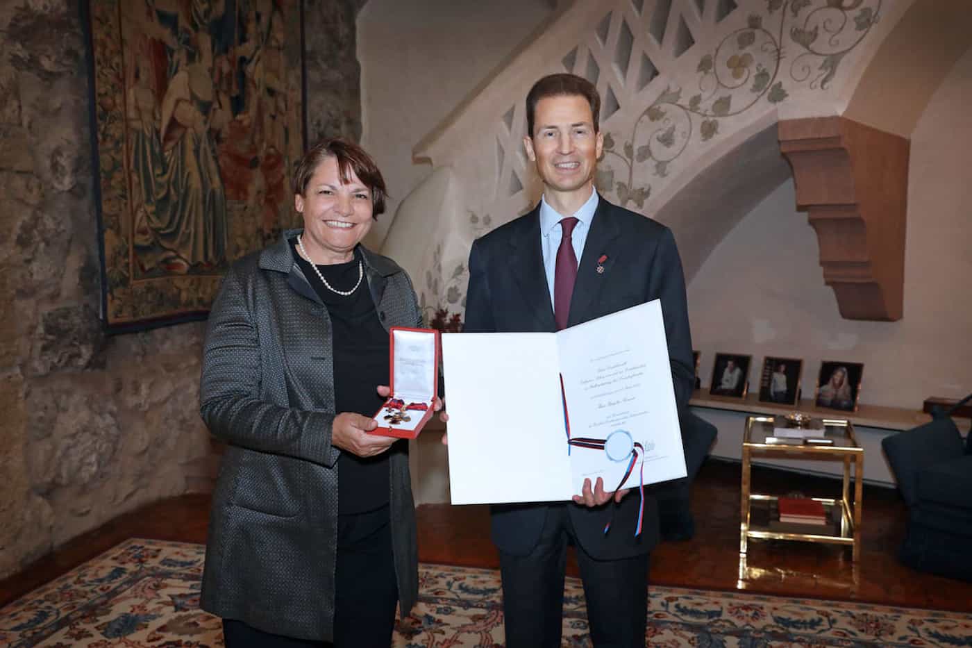 Brigitte Marxer bekommt für ihre Verdienste im Bereich des Sports für Menschen mit Beeinträchtigungen in Liechtenstein das Komturkreuz des Fürstlich Liechtensteinischen Verdienstordens von S.D. Erbprinz Alois von und zu Liechtenstein verliehen.