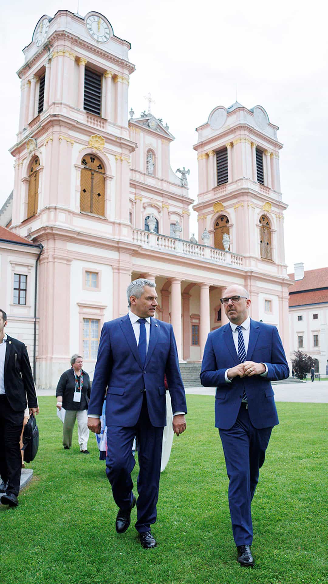 Bundeskanzler Karl Nehammer und Regierungschef Daniel Risch am Europa-Forum Wachau. (Quelle: Bundeskanzleramt)