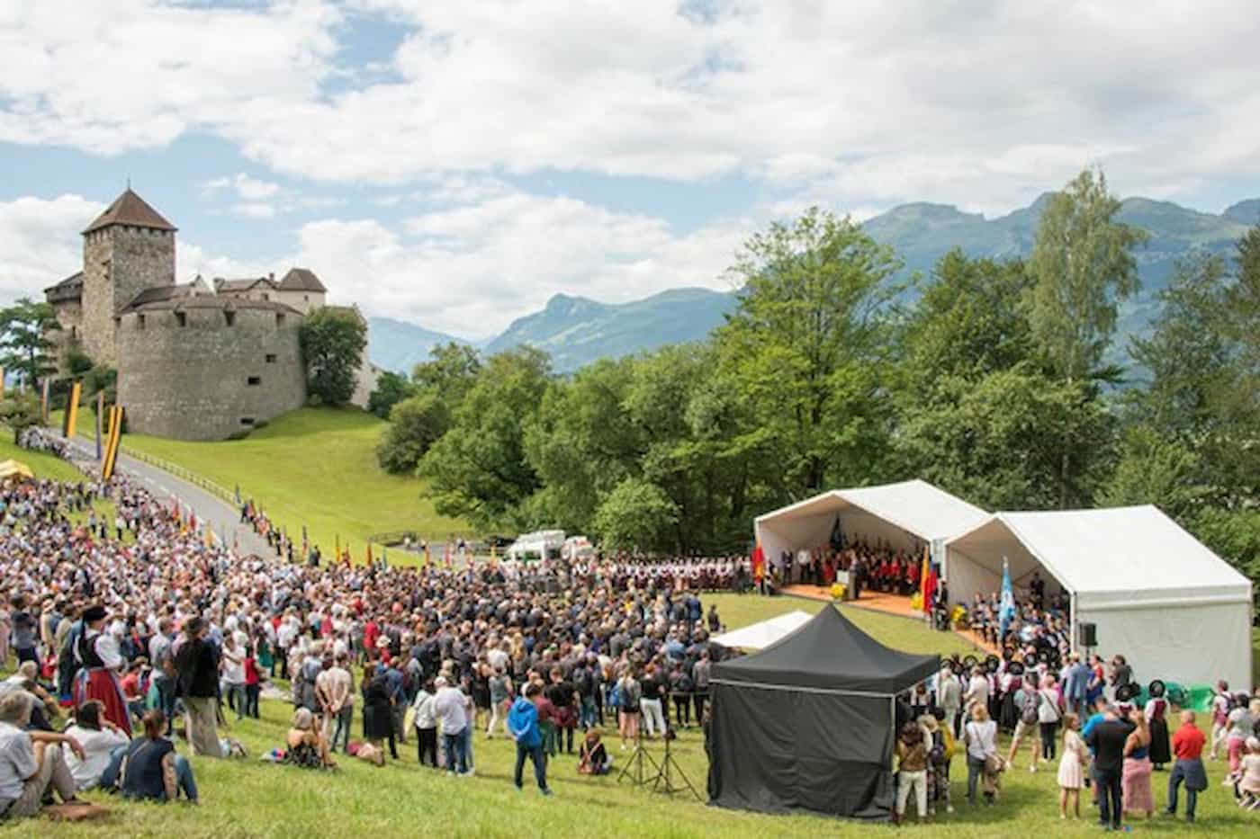 Staatsfeiertag 2022: Live-Übertragung des Staatsaktes im Landeskanal, Beflaggung