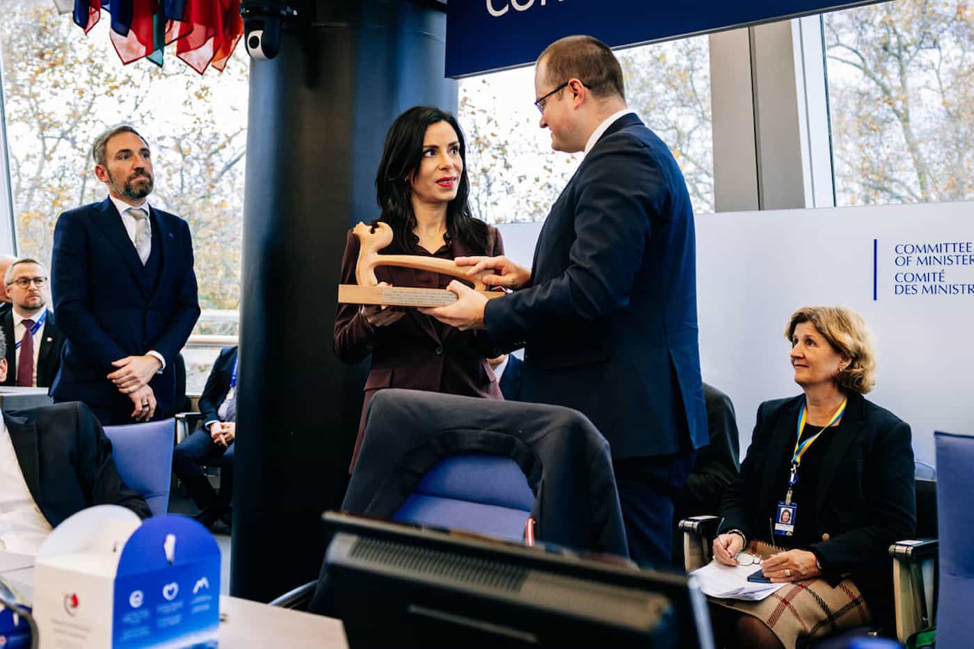 Regierungsrätin Dominique Hasler übernimmt den offiziellen Vorsitz im Ministerkomitee des Europarates von Reinis Brusbardis, parlamentarischer Staatssekretär des lettischen Aussenministeriums.