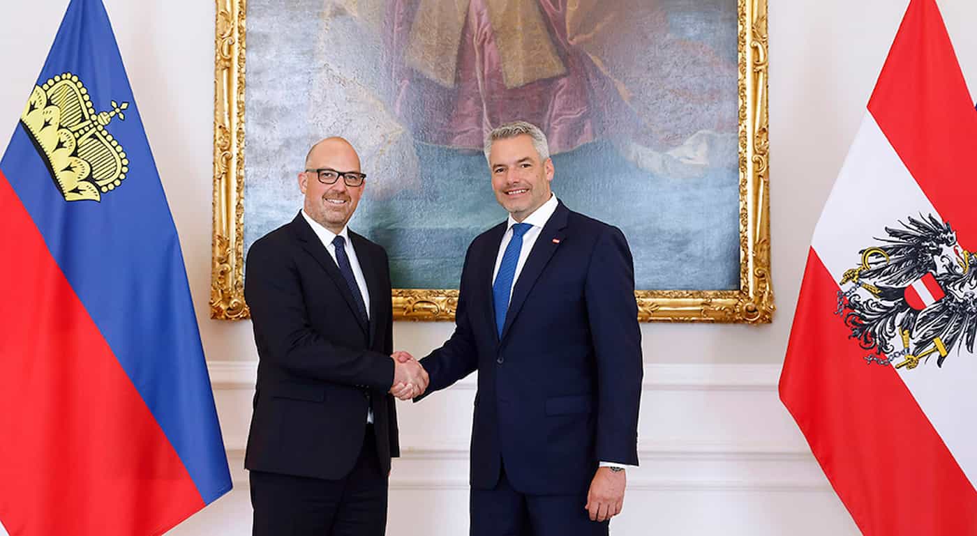 Regierungschef Daniel Risch und Bundeskanzler Karl Nehammer bei der Begrüssung zum Arbeitsgespräch in Wien (Quelle: Dragan Tatic)