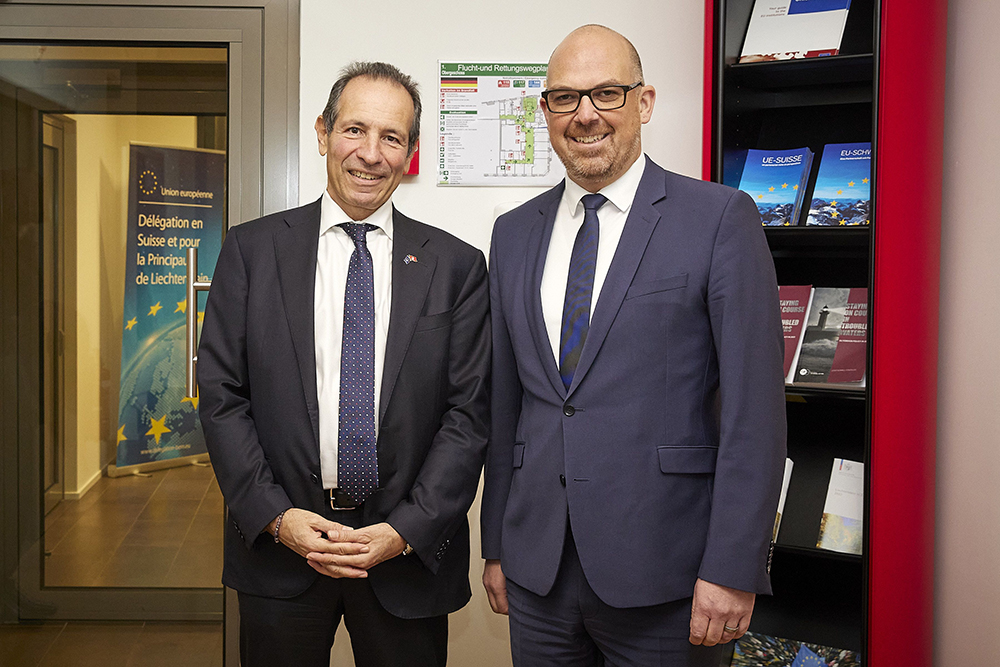 EU-Botschafter Petros Mavromichalis und Regierungschef Daniel Risch beim Treffen in Bern. (Quelle: Andreas von Gunten)