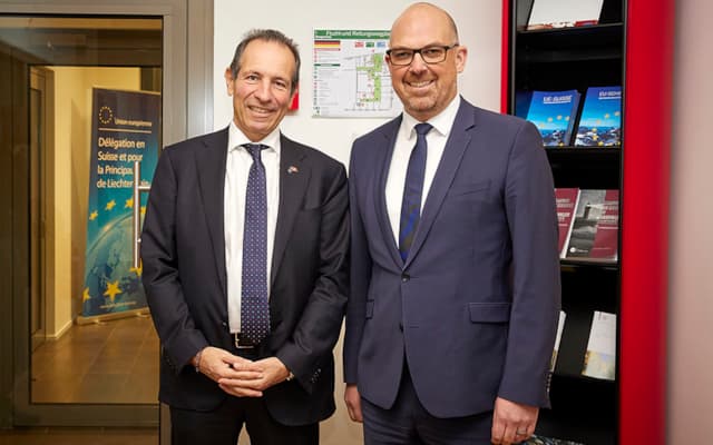 EU-Botschafter Petros Mavromichalis und Regierungschef Daniel Risch beim Treffen in Bern. (Quelle: Andreas von Gunten)