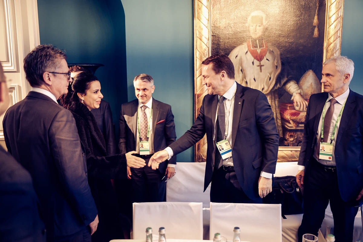 Regierungsrätin Dominique Hasler mit dem polnischen Aussenminister Radoslaw Sikorski.