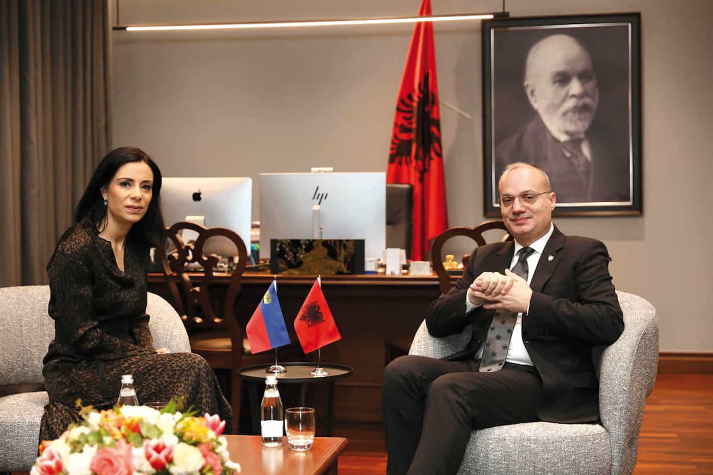 Regierungsrätin Dominique Hasler im Gespräch mit Igli Hasani, Minister für Europa und Äussere Angelegenheiten der Republik Albanien.