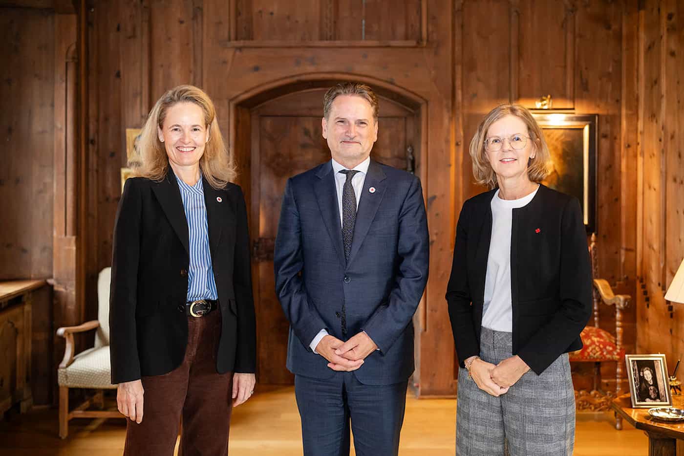 (v.l.) LRK-Präsidentin I.K.H. Sophie von und zu Liechtenstein, Pierre Krähenbühl (IKRK-Generaldirektor),  LRK-Geschäftsleiterin Nicole Matt-Schlegel, (© Julian Konrad)
