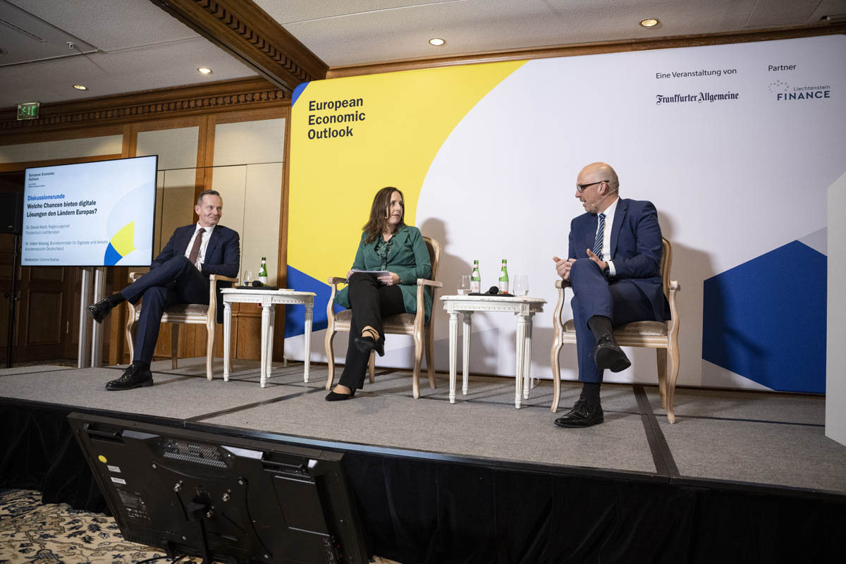 Podiumsdiskussion zum Thema «Welche Chancen bieten digitale Lösungen den Ländern Europas?» mit: Bundesminister Volker Wissing, Moderatorin Corinna Budras und Regierungschef Daniel Risch. (Quelle: Marco Urban)