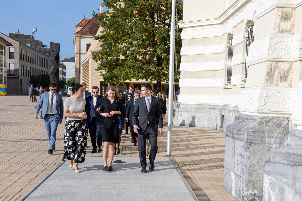 Regierungsrätin Dominique Hasler im Gespräch mit Jungdiplomat/innen.