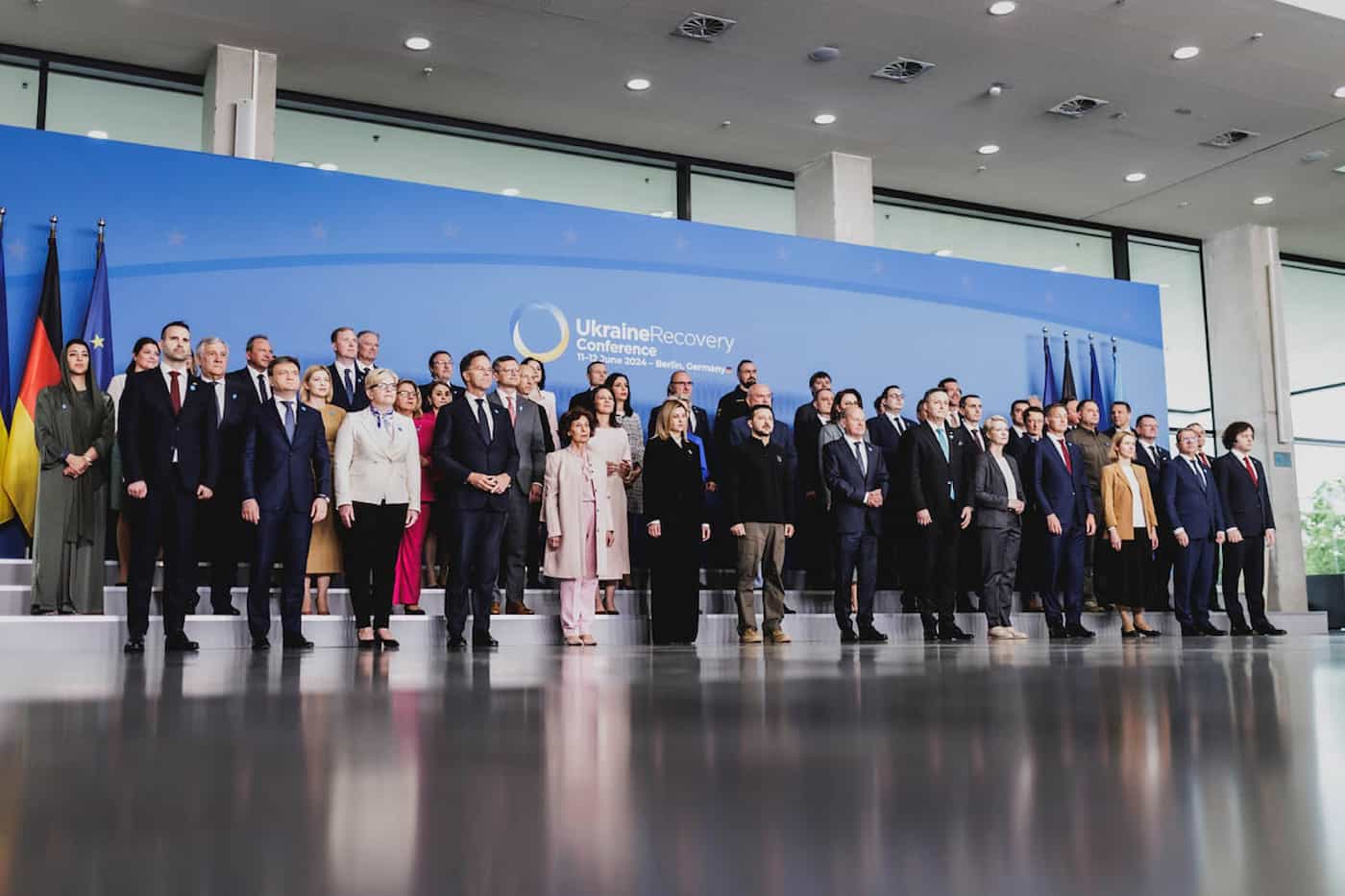 Familienfoto der teilnehmenden Ministerinnen und Minister an der «Ukraine Recovery Conference» in Berlin.