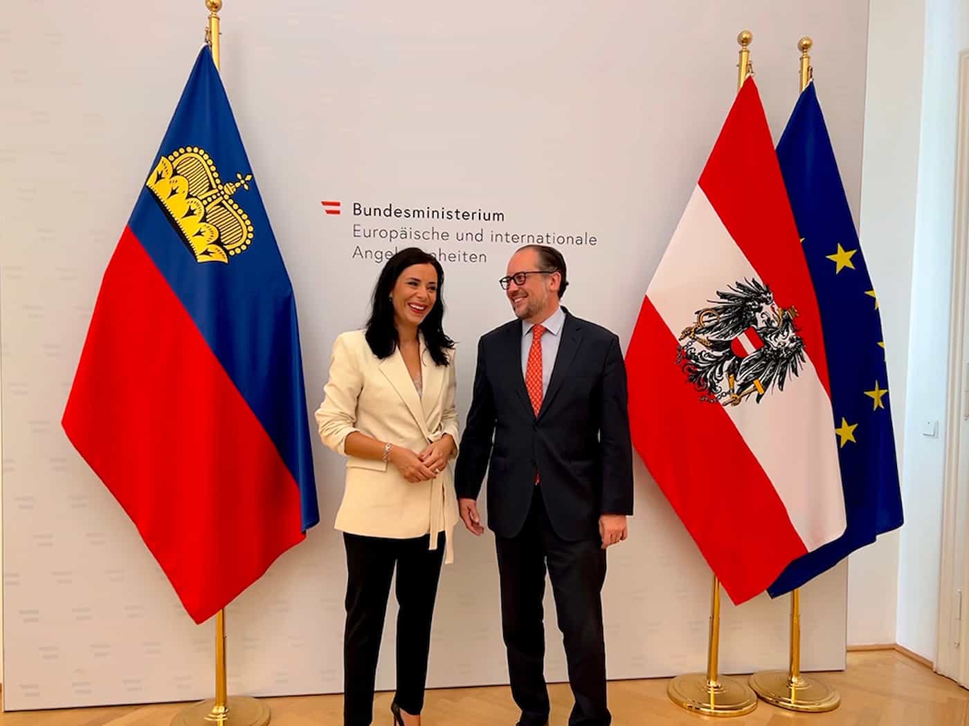 Aussenministerin Dominique Hasler und Österreichs Aussenminister Alexander Schallenberg  bei der Begrüssung in Wien
