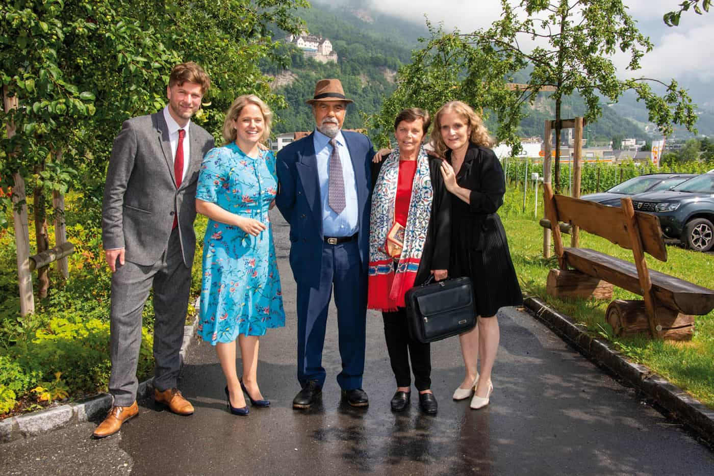 (v.l.) Dr. Ruben Reike, Beirat Pahl Peace Prize Foundation; Dr. Katrin Eggenberger, Beirat Pahl Peace Prize Foundation; Abdelaziz Latrous; die Preisträgerin Lotti Latrous; Valérie Keller, Stiftung Lotti Latrous 