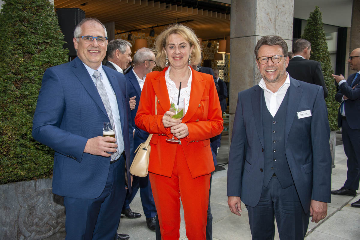 (v.l.) Bürgermeister Manfred Bischof, Regierungsrätin Dr. Graziella Marok-Wachter, Thomas Allemann, Leiter des Hauptsitzes LLB Vaduz • © exclusiv