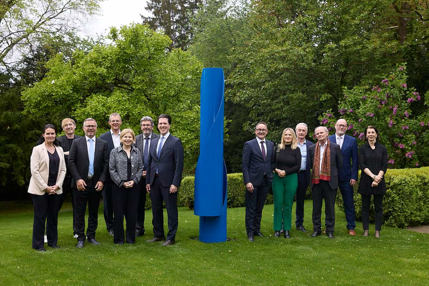 Regierungsrat Manuel Frick mit weiteren Gästen bei der Einweihung der Skulptur "Pilage C65" von Gottfried Honegger im Garten der Liechtensteinischen Botschaft in Bern. (Quelle: Andreas von Gunten)