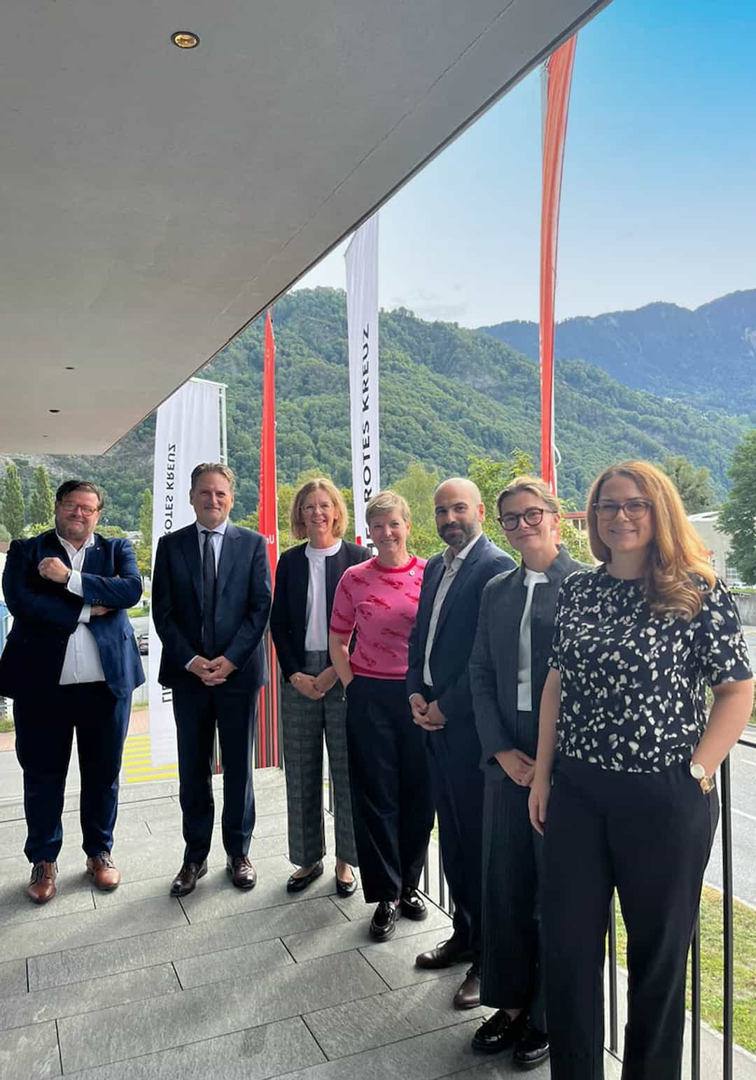 (v.l.) Thomas Hasler (LRK-Vorstandsmitglied), Pierre Krähenbühl (IKRK- Generaldirektor), Nicole Matt-Schlegel (LRK-Geschäftsleiterin), Isabel Fehr (LRK), Arash Rahimi Afshari (IKRK), Sophie Heigel (IKRK), Alexandra Jehle (LRK), (© LRK)