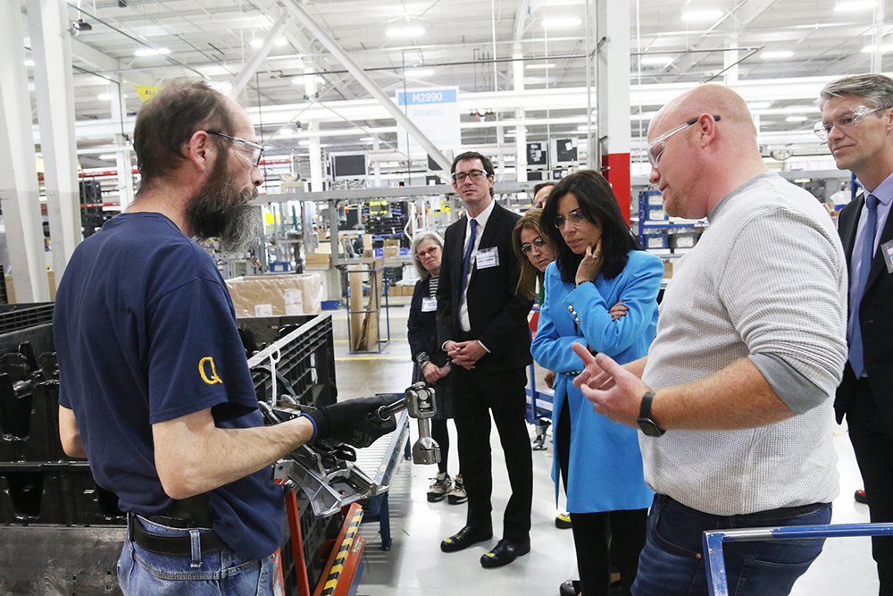 Regierungsrätin Dominique Hasler beim Besuch des Produktionswerk der Thyssenkrupp Presta in Terre Haute, Indiana. (Quelle: Mic Orman)