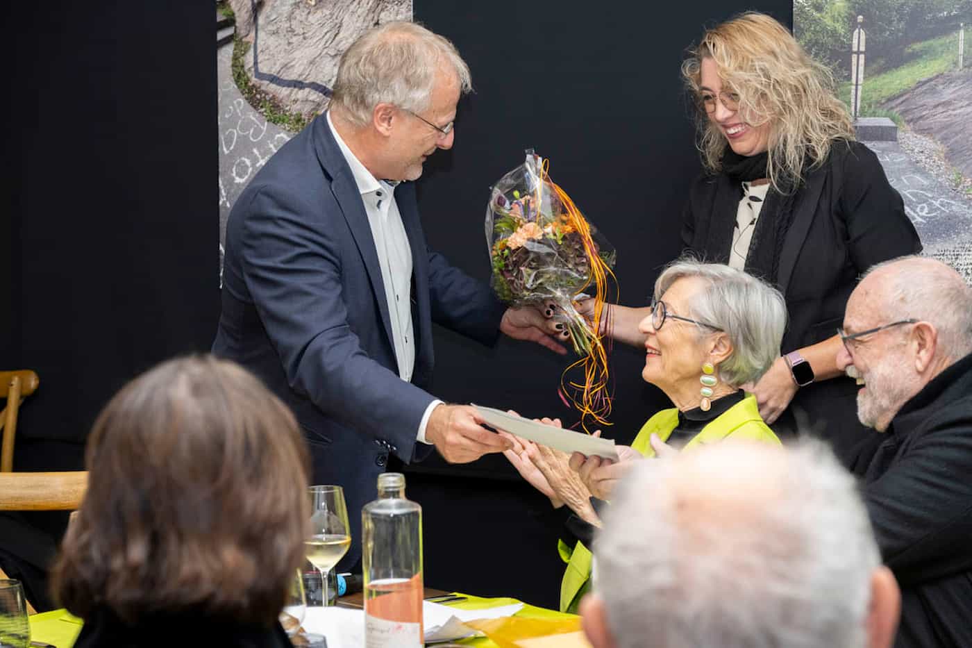 Eduard Neuhaus, Gemeindepräsident Sevelen und Barbara Samu-Schneider gratulieren zum Jubiläum
