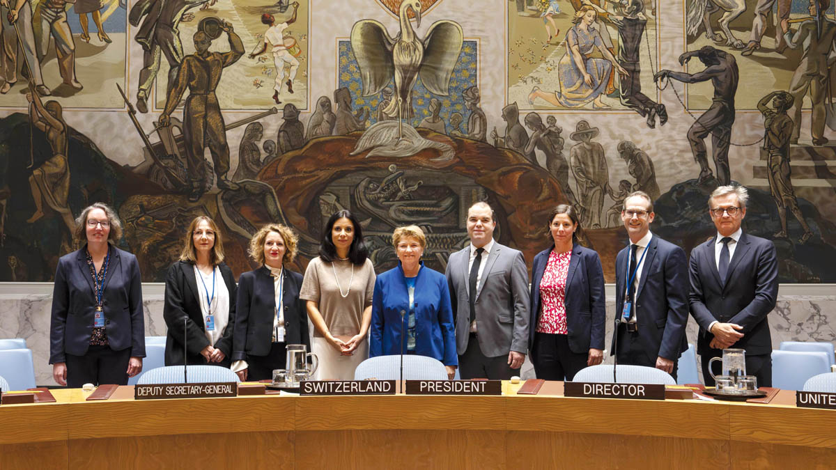 Aussenministerin Dominique Hasler und die Aussenpolitische Kommission des Landtags mit der Schweizer Bundespräsidentin Viola Amherd in der Kammer des Sicherheitsrates, im Rahmen der Schweizer Ratspräsidentschaft im Oktober. (Quelle: VBS/DDPS, Patrick Thöni)