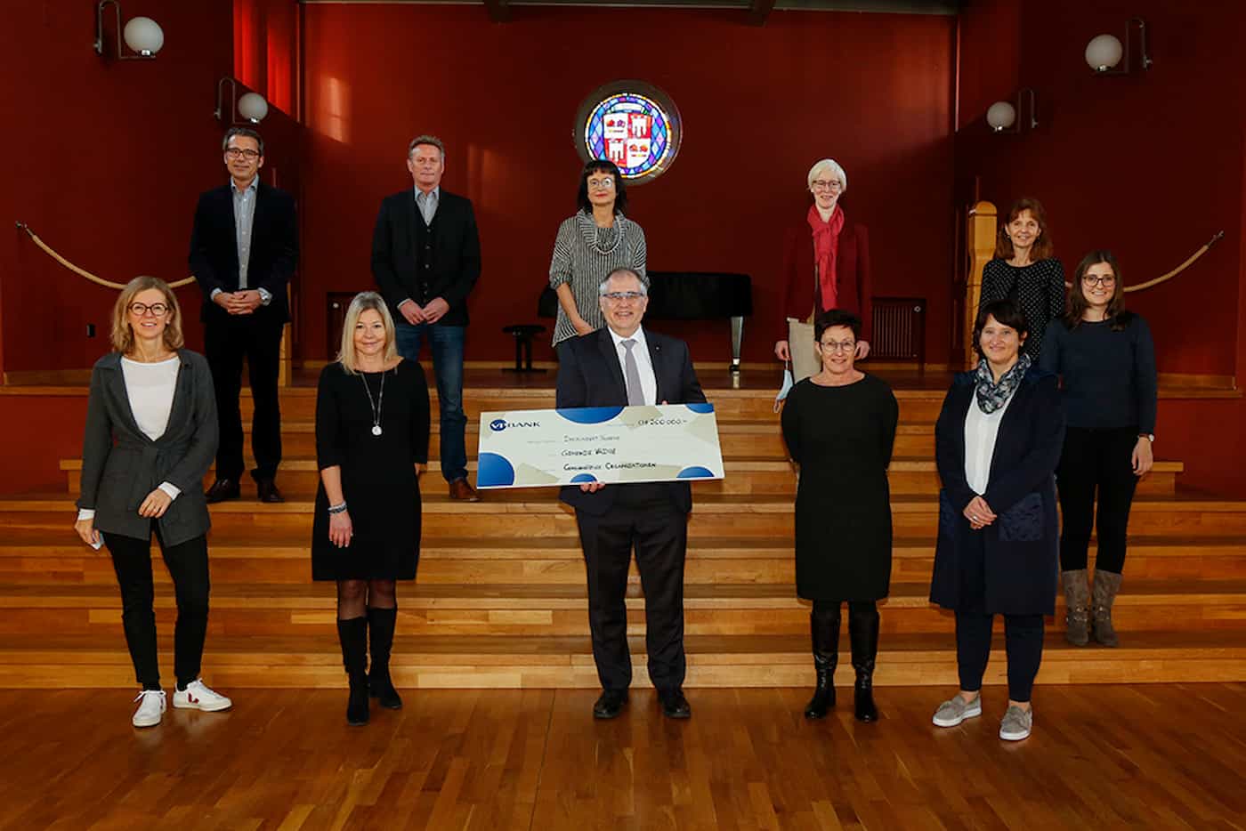 Symbolische Scheckübergabe mit Bürgermeister Manfred Bischof und den Vertretenden der Organisationen Liechtensteinisches Rotes Kreuz, Caritas Liechtenstein, Heilpädagogisches Zentrum des Fürstentums Liechtenstein, Verein für betreutes Wohnen, Liechtensteiner Behinderten-Verband und Hilfswerk Liechtenstein. Foto: © Gemeinde Vaduz, Paul Trummer