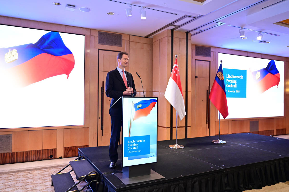 S.D Erbprinz Alois von und zu Liechtenstein begrüsst die Gäste am Liechtenstein-Empfang in Singapur. (Copyright: LGT Singapore)