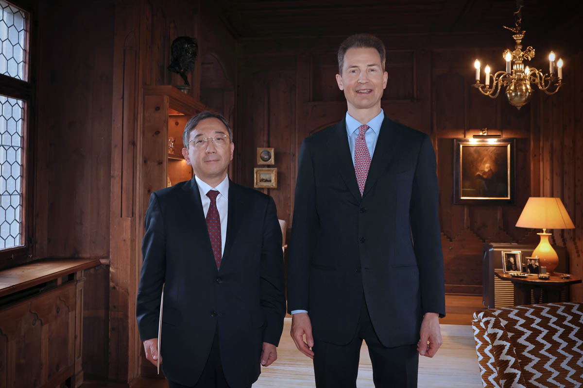 S.E. Toshiro Iijima, Botschafter von Japan und S.D. Erbprinz Alois von und zu Liechtenstein. 