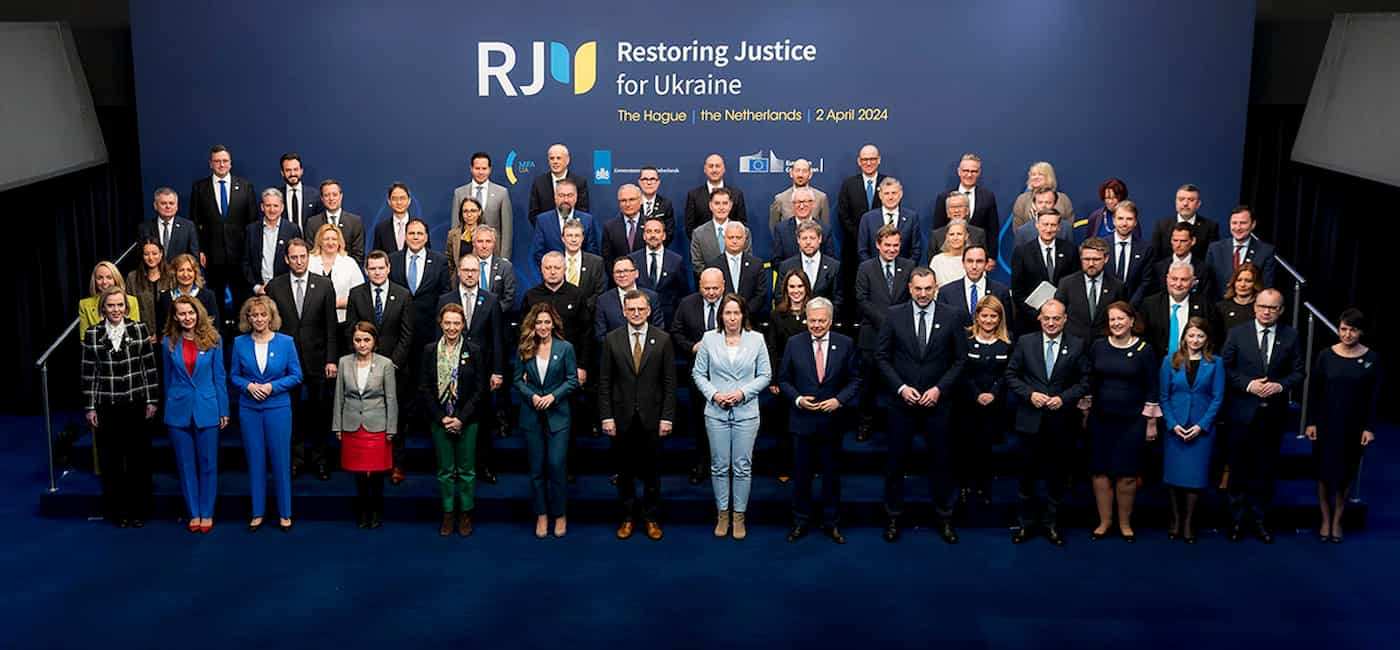 Gruppenfoto der Teilnehmenden an der Ukraine-Konferenz in Den Haag.
