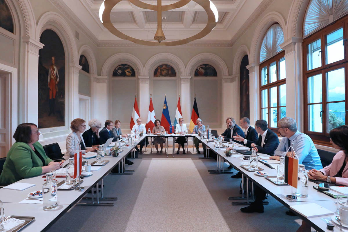 Die Delegationen aus Liechtenstein, der Schweiz, Österreich, Luxemburg und Deutschland beim Arbeitsgespräch im Fürst Johannes Saal des Regierungsgebäudes.